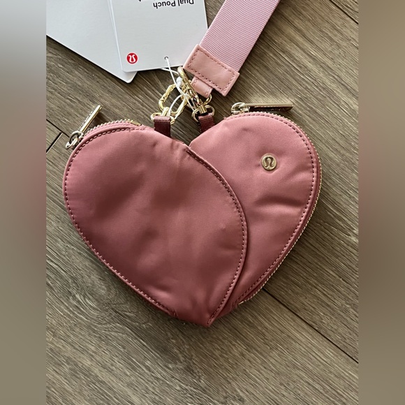 NWT Lululemon Dual Pouch Heart Wristlet in Mauve - Picture 2 of 7